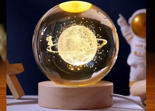 Dekoratif Gezegen Üzerindeki Kız Tasarımlı Ahşap Altlıklı Işıklı Cam Küre